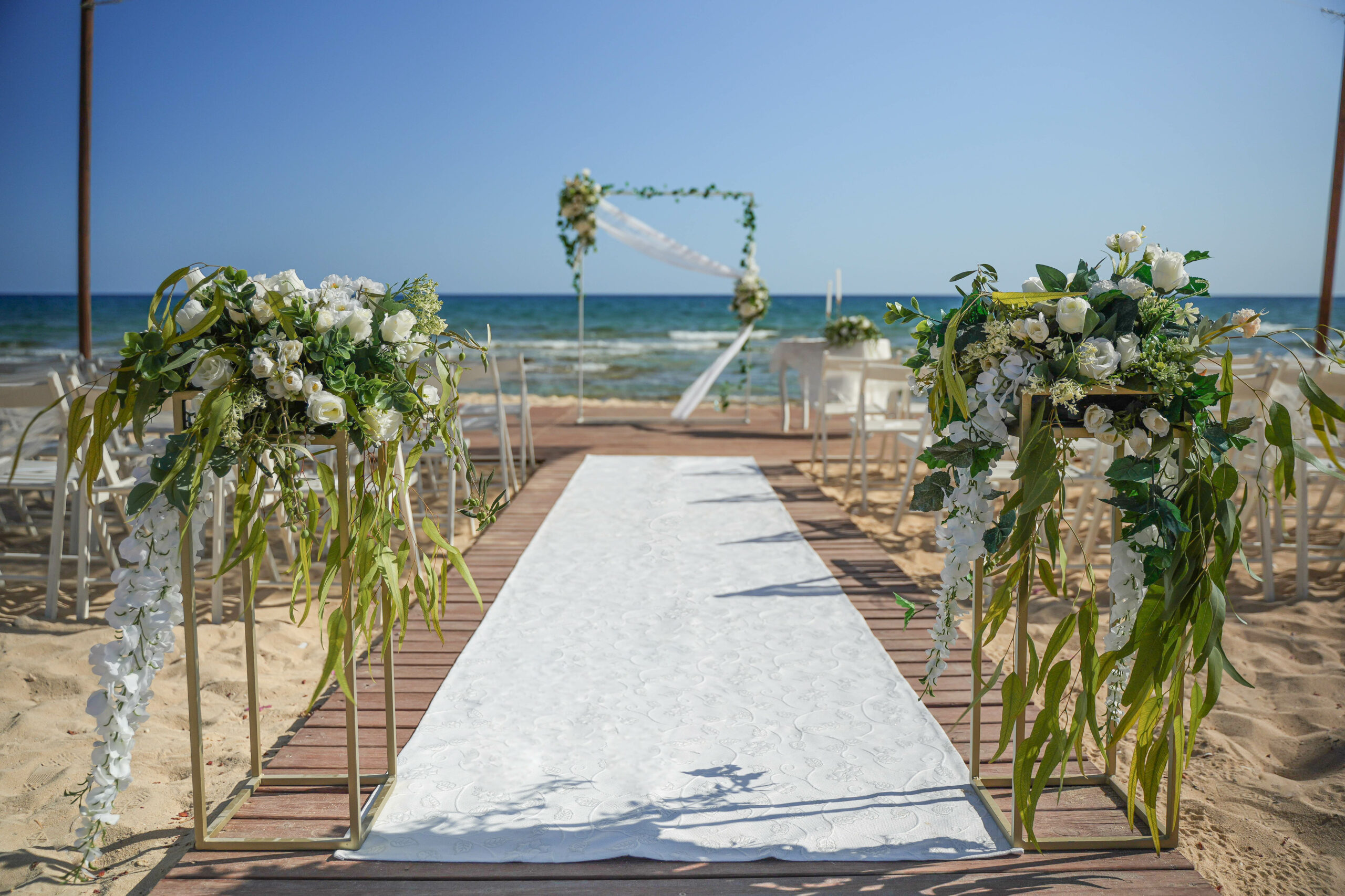 ślub na plaży nad morzem Cypr