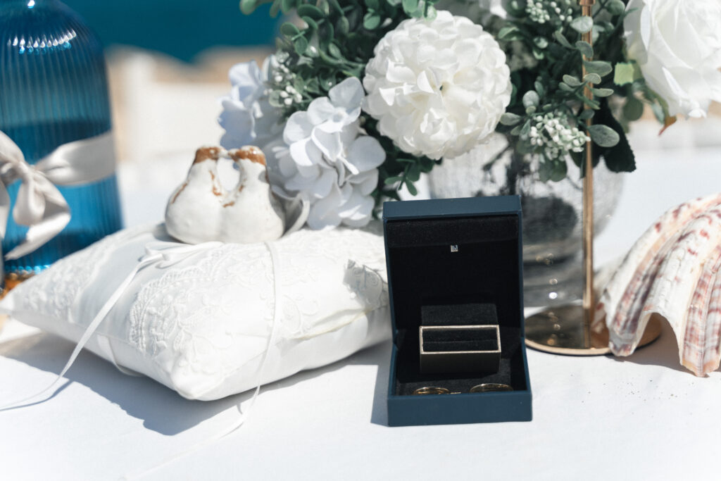 74207495_www.happyimagescyprus.com wedding rings in a black box with the white floral decorations