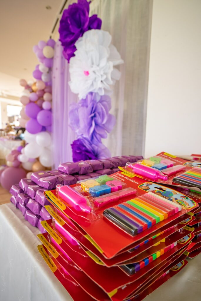 δώρα βάπτισης purple floral balloon arch with kids games and sweets