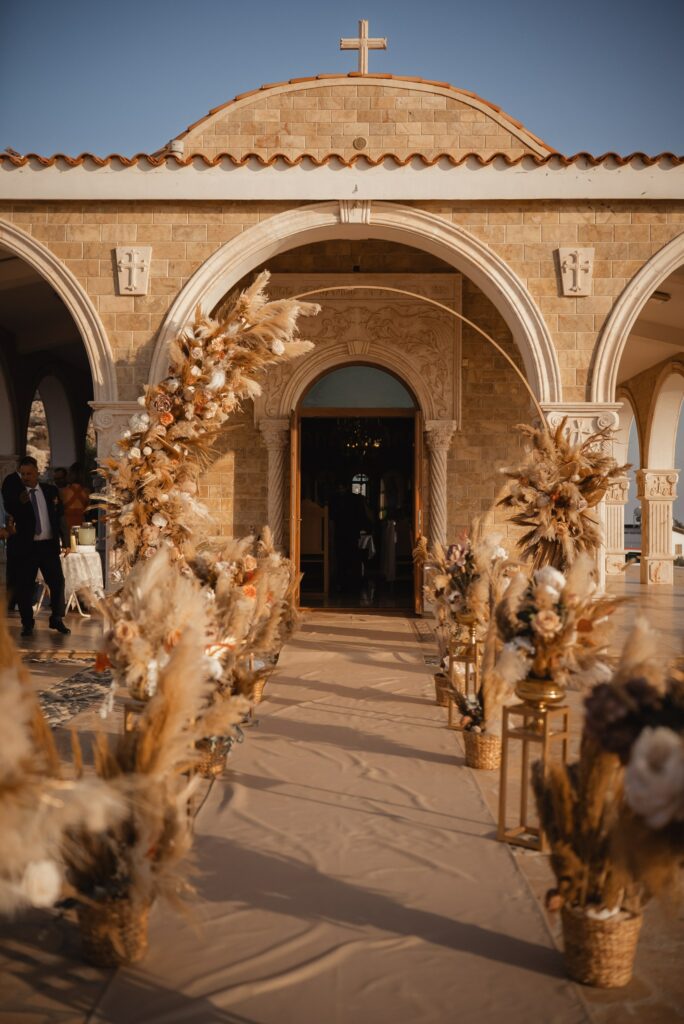 Πολυτελείς διακοσμήσεις γάμου σε boho εκκλησία
